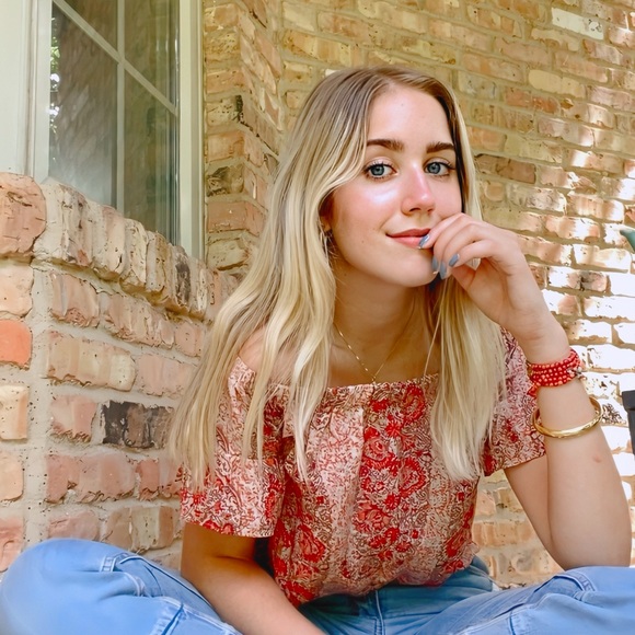 Meet your Posher, Emily - Picture 2 of 5